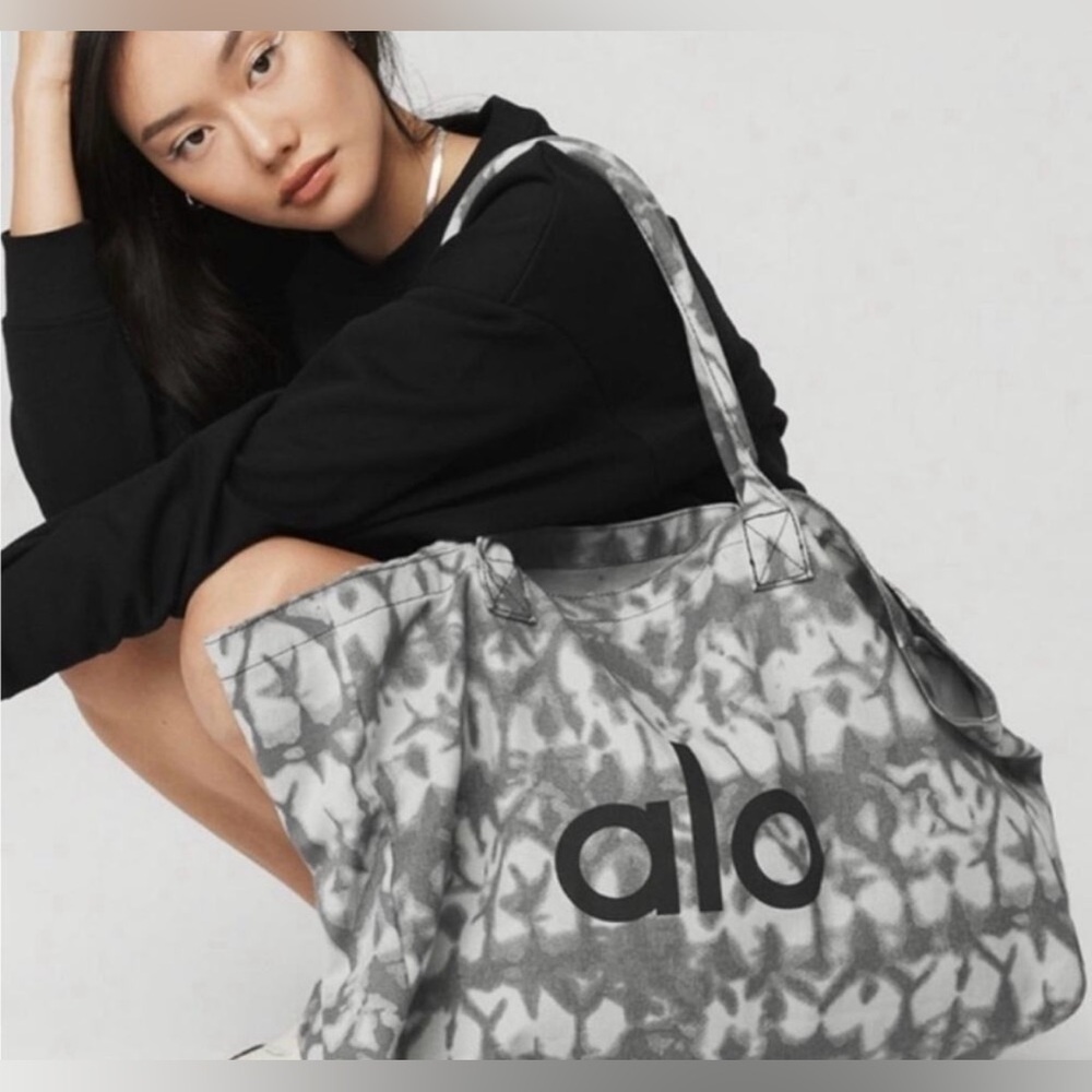 NEW Alo yoga grey tie die tote